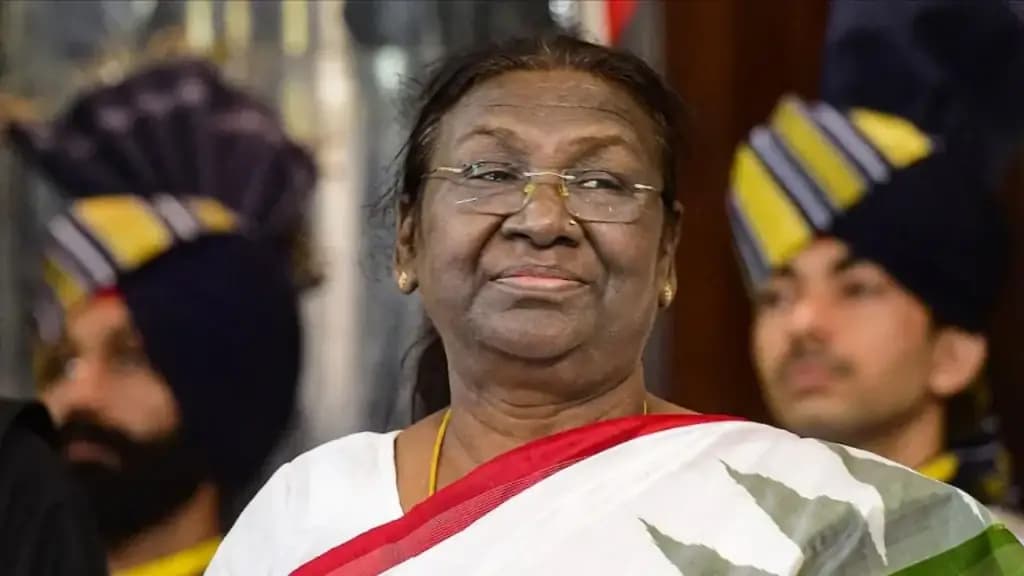 Murmu Visits Maa Danteshwari Temple, Prays for Nation's Prosperity