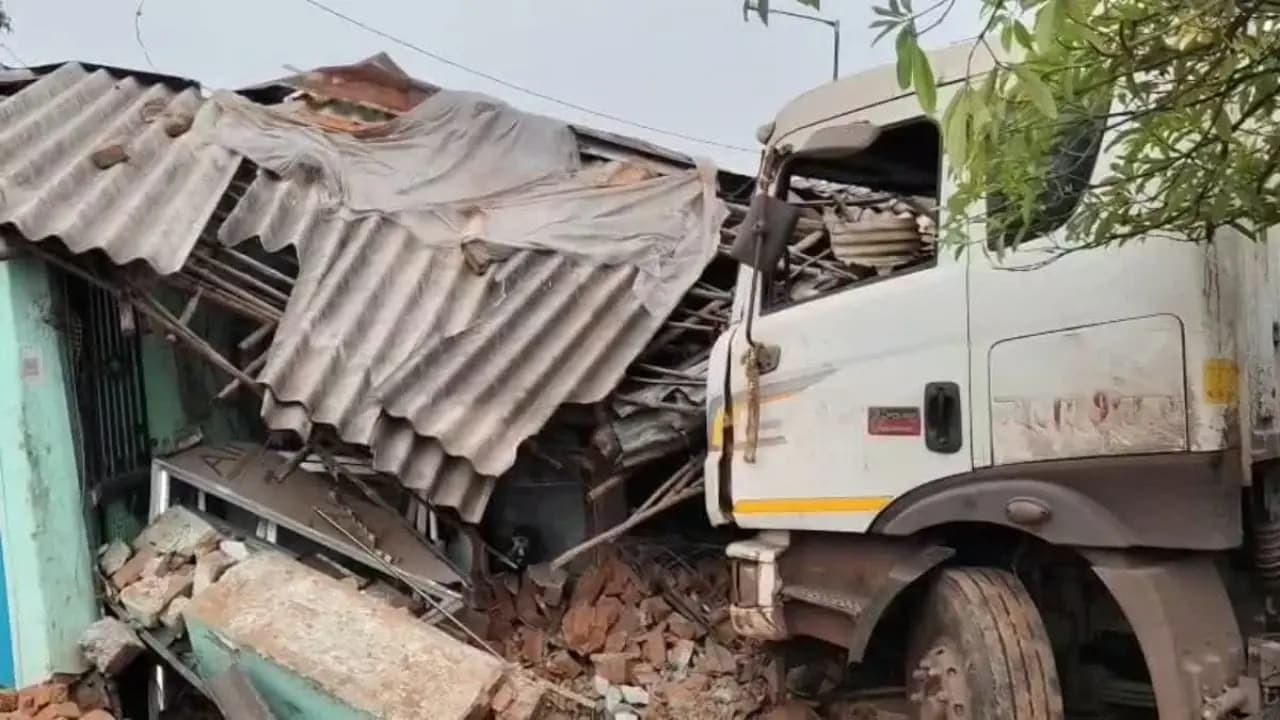 Out-of-control trailer rams hotel, leaves two dead in Bokaro