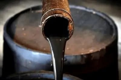 Crude Surges Past $115 as Saudi Refinery Strike Stokes Supply Fears